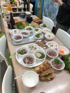 食堂で提供される多様な料理とおかずが並べられた食事シーン